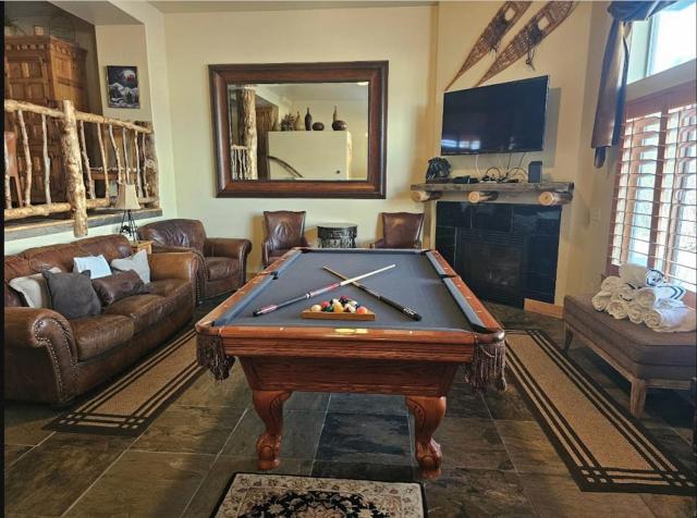 Spacious townhome with private hot tub pool table & shared pool & gym