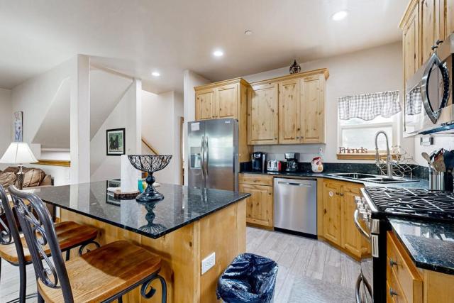 Spacious Townhouse with Private Hot Tub & Shared Pool -- Near Ski Resort