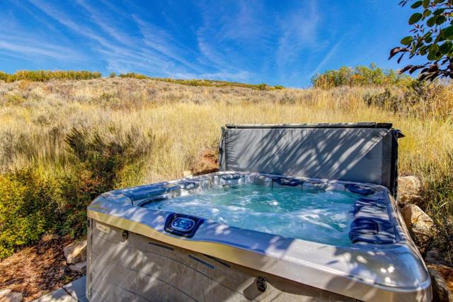 Serene and Spacious 5BR with Gorgeous Views Hot Tub