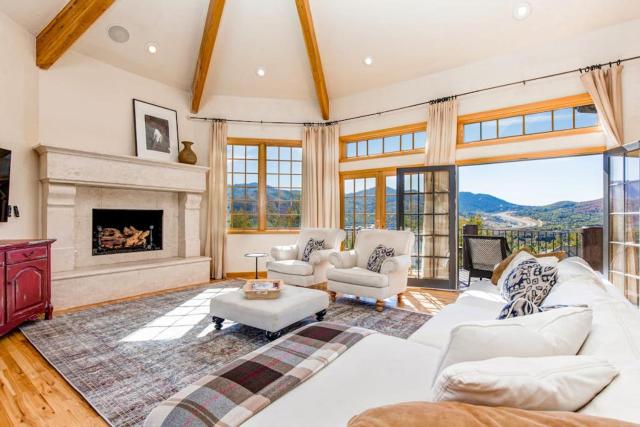 Serene and Spacious 5BR with Gorgeous Views Hot Tub