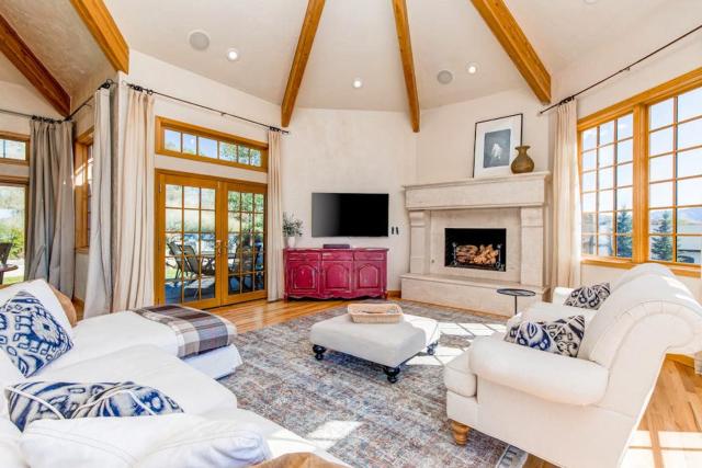 Serene and Spacious 5BR with Gorgeous Views Hot Tub