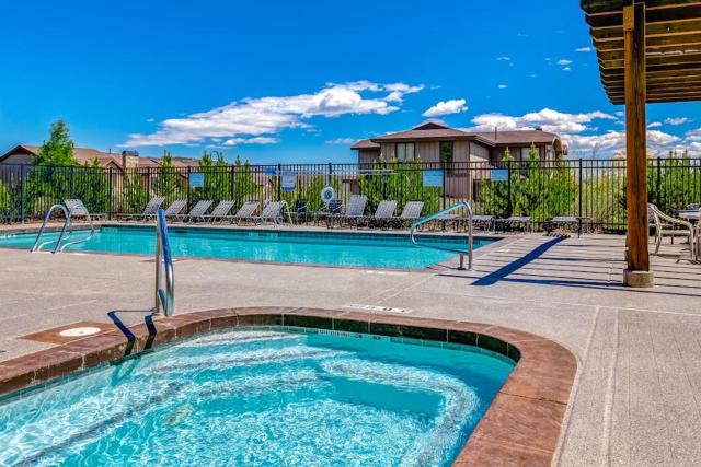 Ski view condo with fast WiFi private grill easy ski access pool & hot tub