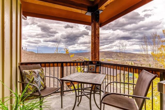 Ski view condo with fast WiFi private grill easy ski access pool & hot tub