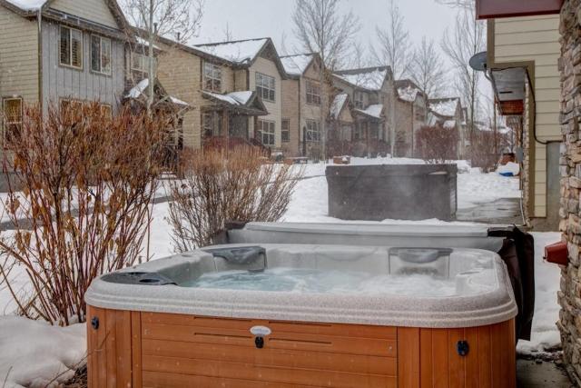 Contemporary Home with Private Hot Tub Fireplace Garage Parking & Shared Pool