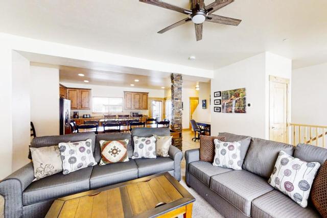 Family-Friendly Home with Private Hot Tub Shared Pool WiFi and Central AC
