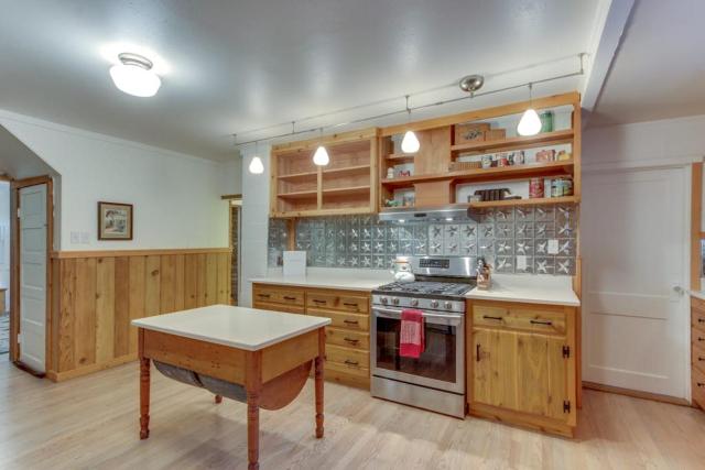 Restored log cabin with classic porch - near river trails hot springs & more