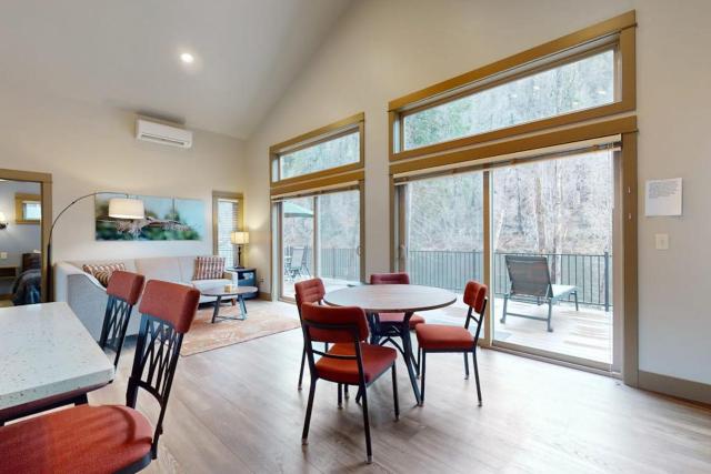 Amazing riverfront cabin with views deck firepit & grill - dog-friendly