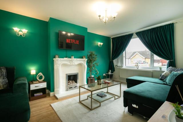 Contractor House Leicester LE4 Sleeps 7 Free Parking WiFi Discounts