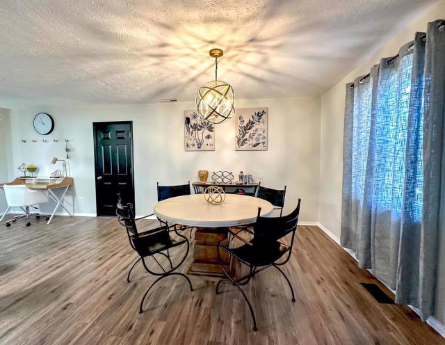 4BR Modern Ranch | Sleeps 8 | Fenced Yard