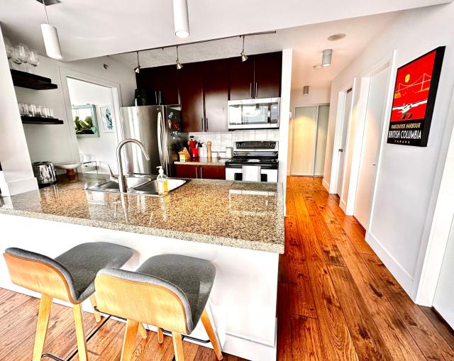 2BR Luxury Condo with pool in Vancouver - next to Rogers Arena and 3 minute walk to BC Place - the official FIFA venue