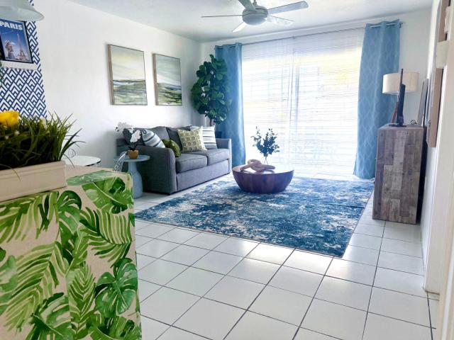 Designer's 1BR 1BA Condo 1 Block to Aventura Mall