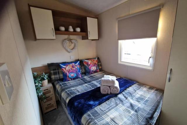 Cabin- Sleeps 8- Hot Tub Free Parking Wifi Pets