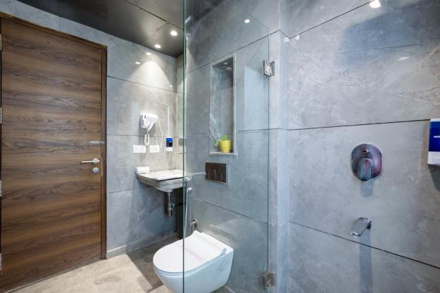 Hotel Sapphire House - 3 Mins Walk from Metro and 5 Mins from Rail Station