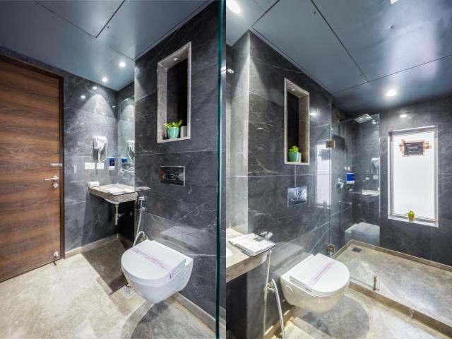 Hotel Sapphire House - 3 Mins Walk from Metro and 5 Mins from Rail Station