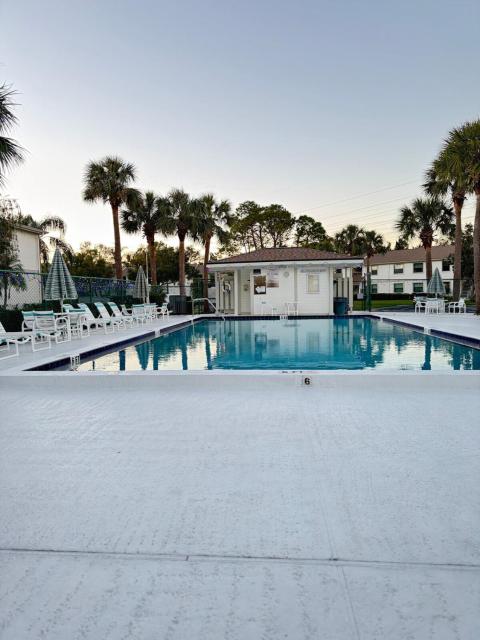 2B2B Heated Pool Cozy Condo