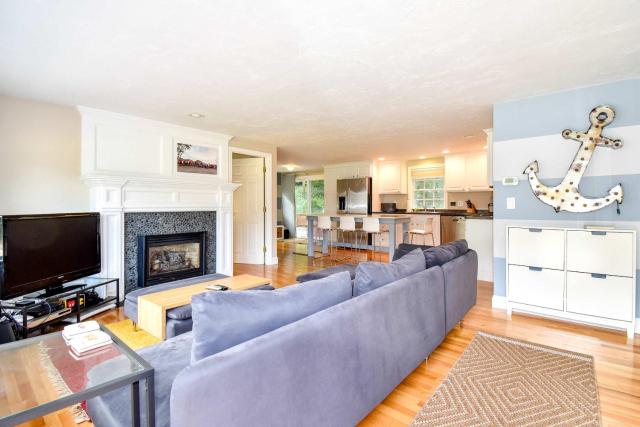 Fully Renovated Walk to Scargo Lake