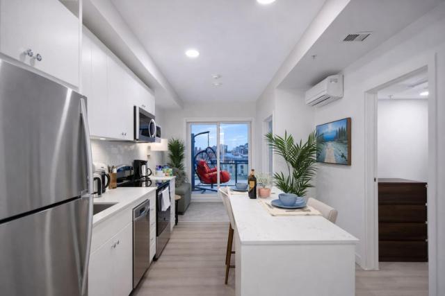 Executive Suite Downtown Skyline View UG Parking