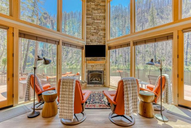 Unique riverfront home & cabin with amazing views deck & W&D - dog-friendly