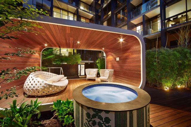 Luxe Skyline Stay - Parking, Pool & Gym