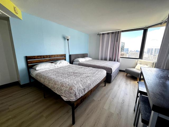 Paradise QueenSize Waikiki Seaside Monarch Hotel Studio Near Waikiki - Mountain and City View - Full Kitchen