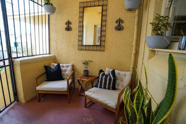 Beachfront Art Deco Apartment - Marine Parade, St Kilda