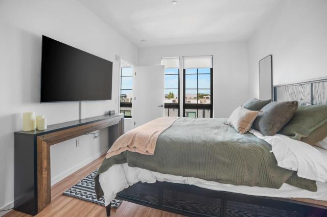 Modern Riverfront Loft Proximity to Downtown