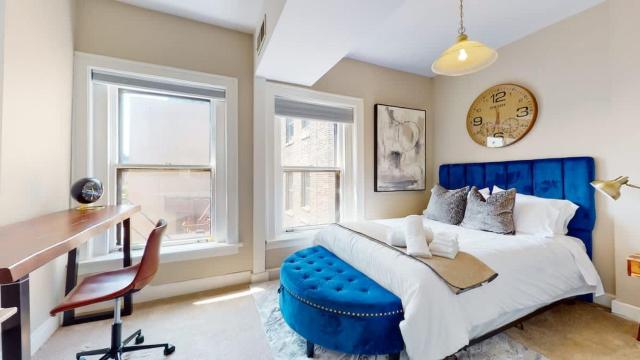 Dearborn Duplex l Sleeps 10 l Free Parking
