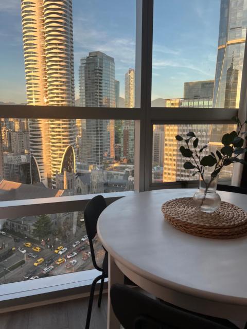 Highview Studio - Mountain and City Views