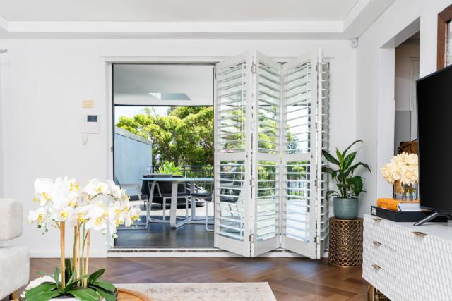 Chic Rose Bay Pad with HUGE outdoor sunny balcony
