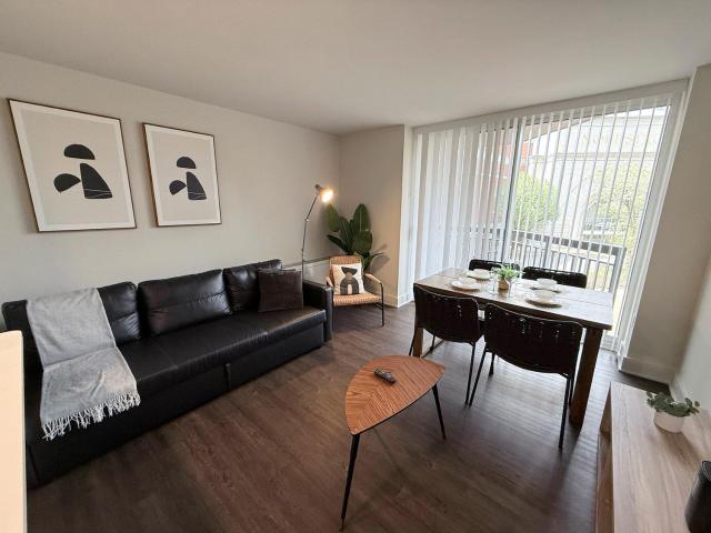 Modern Apt in Prime Location - Walk to Metro