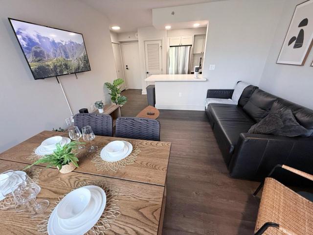 Modern Apt in Prime Location - Walk to Metro