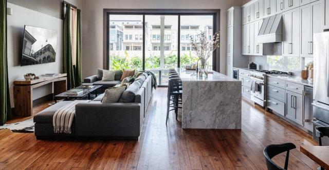 Designer 6-bedroom pool 1 block to parade route