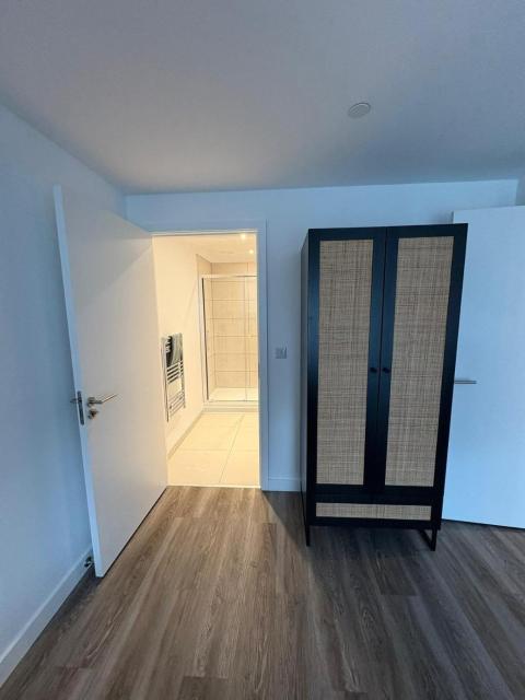 Stylish 2 bedroom modern apartment central to Eccles