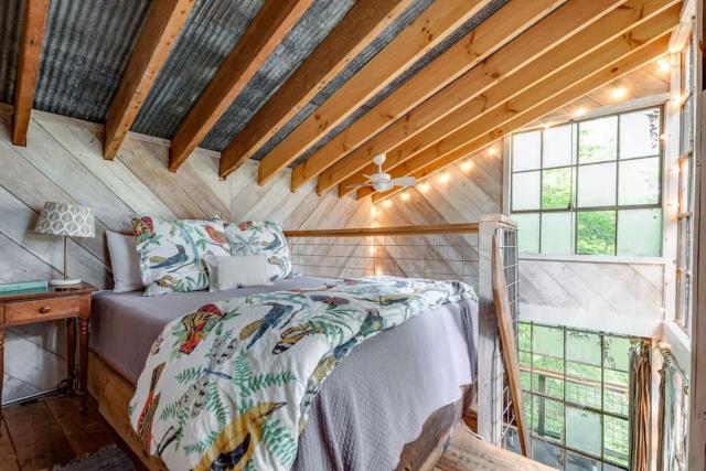 Treetop Hideaways: Luna Loft Treehouse