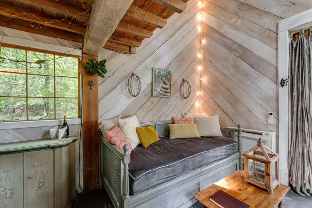 Treetop Hideaways: Luna Loft Treehouse