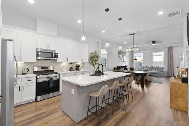 4BR & 3BA Home - Sleep 10, Near NRG & Heights, King Suite