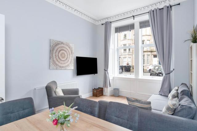 Edinburgh City Central Modern Apartment Sleeps 6