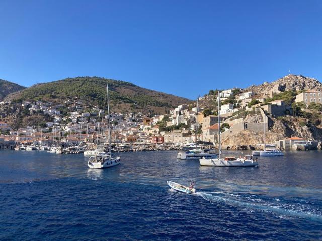 Hydra studio with patio 250 meters up from port
