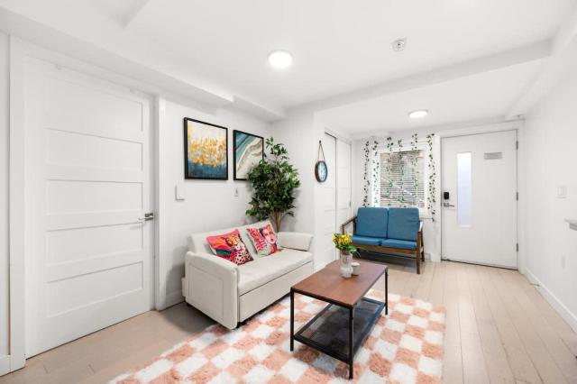 2BR Downtown Vancouver Suite Perfect City Base