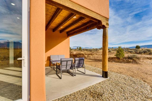 Panoramic Mtn Views! Serene Gem in Ranchos De Taos