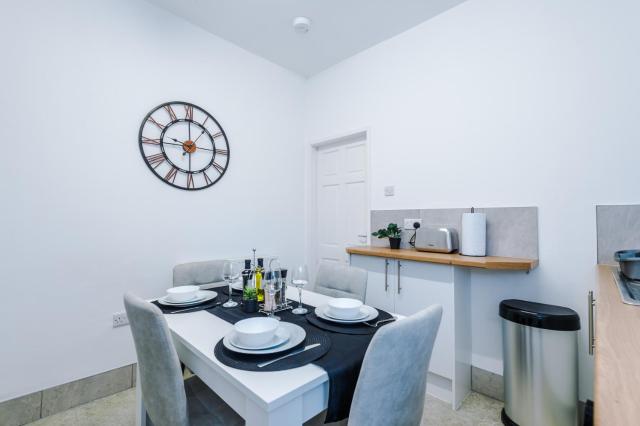 NEW Large 4 Bedroom House, Sleeps 9, Games Room, Free Parking, PS4