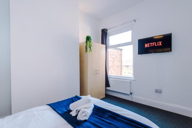 NEW Large 4 Bedroom House, Sleeps 9, Games Room, Free Parking, PS4