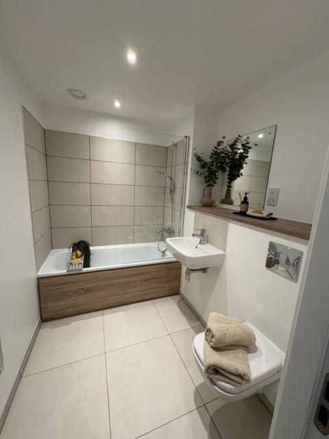 Stylish 2BD apartment close to airport