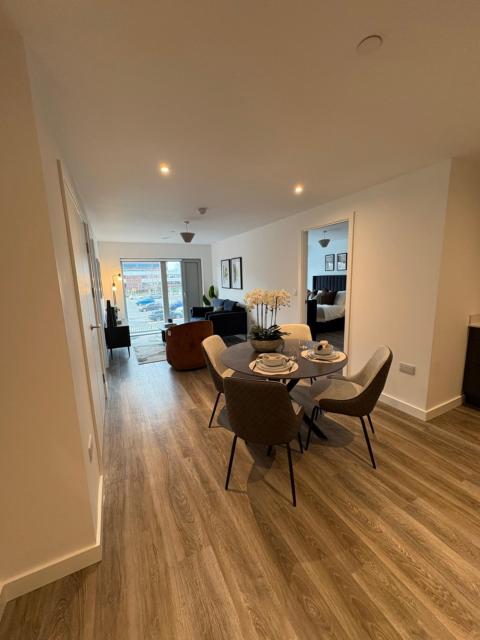Stylish 2BD apartment close to airport