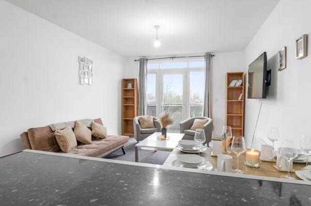 Spacious flat with FREE parking and SELF check in