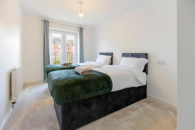 Large 4BR House - Easy Access to Manchester & Liverpool
