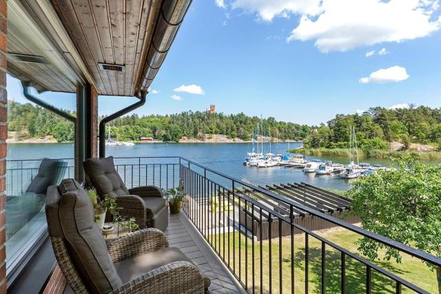 Exclusive lakefront villa in Stockholm city