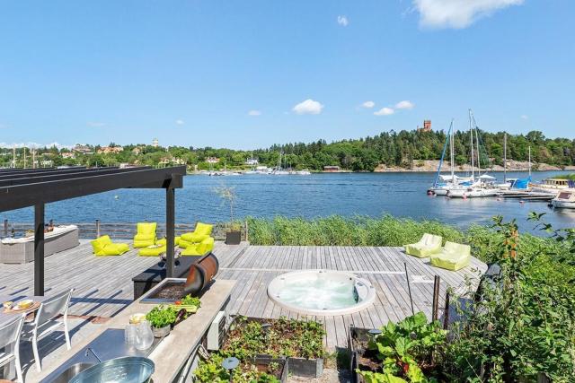 Exclusive lakefront villa in Stockholm city