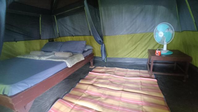 Tony's country glamping chalet with private bathroom