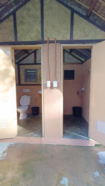 Tony's country glamping chalet with private bathroom